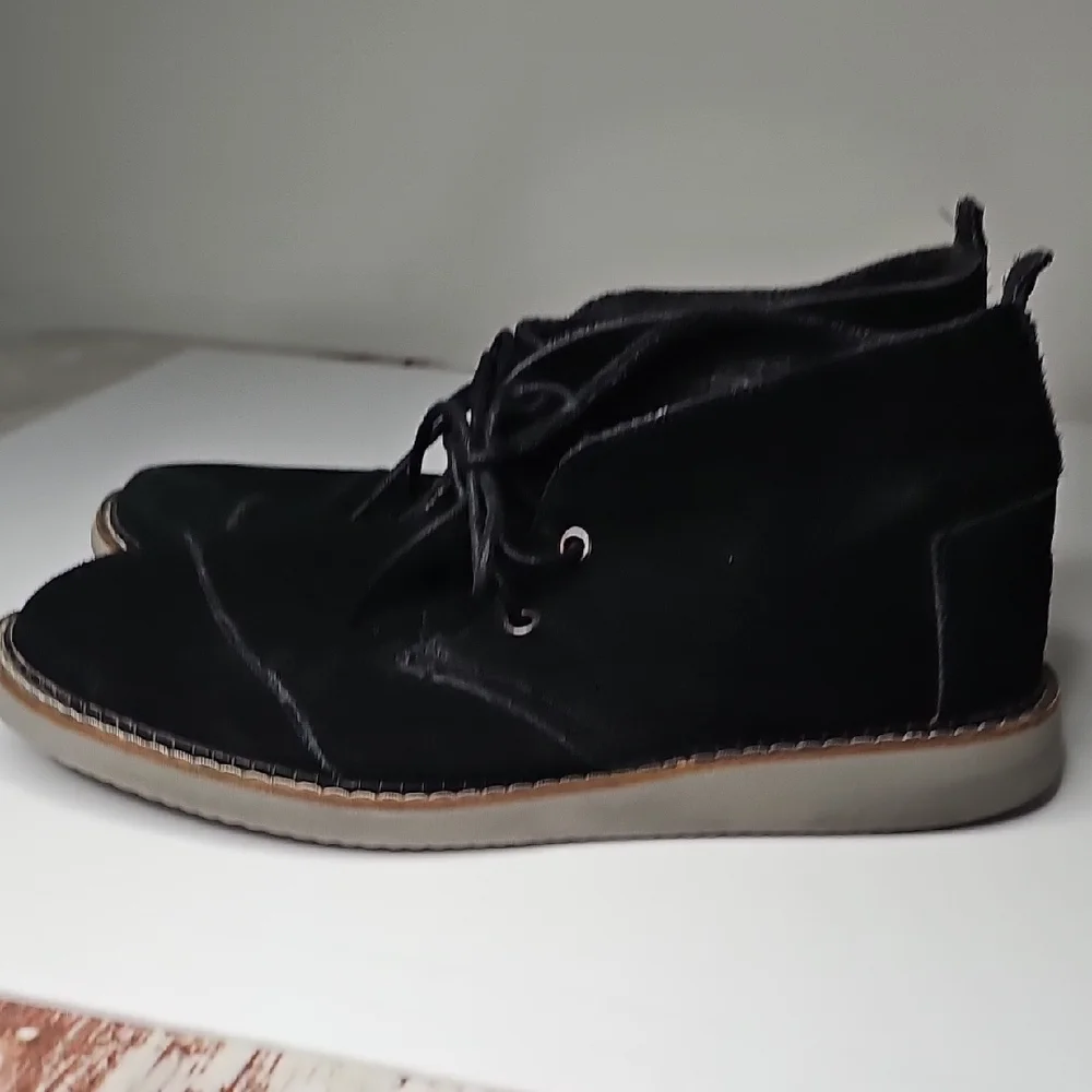 Toms Mateo Chukka Black Embossed Suede Size 11.5